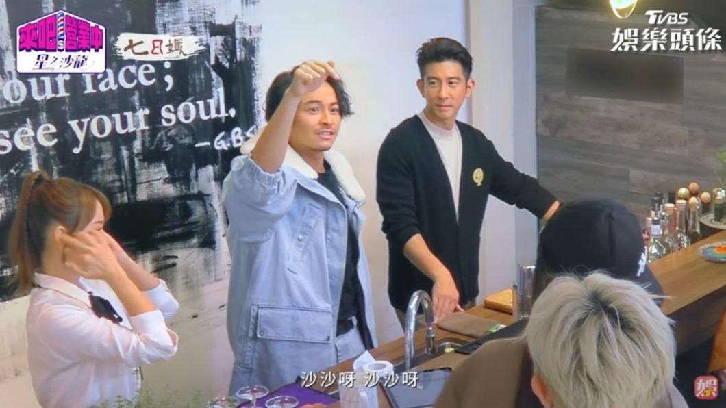 楊銘威舉手說出口號。(圖/翻攝自《來吧!營業中2》)