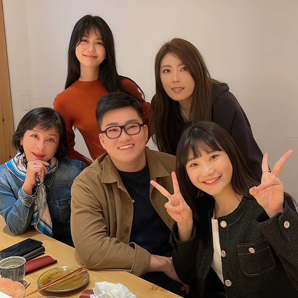 爭議5人合體。(圖/翻攝自Joeman臉書)
