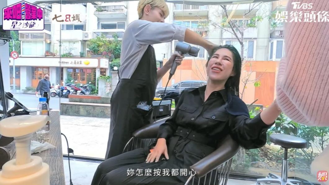丹妮婊姐非常滿意郭雪芙幫她按摩。(圖/翻攝自《來吧!營業中2》)