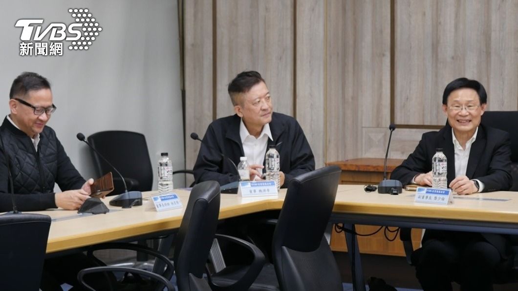 TVBS董事長特助林宏修長老(左)、基督教文化交流協會理事長魏悌香牧師(中)、TVBS信望愛永續基金會副董事黎少倫長老(右)。(圖/記者盧玟靜)