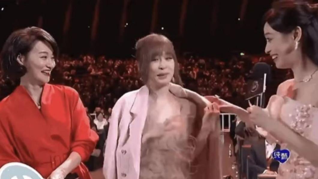 王心凌被主持人拉衣服。(圖/翻攝自微博)
