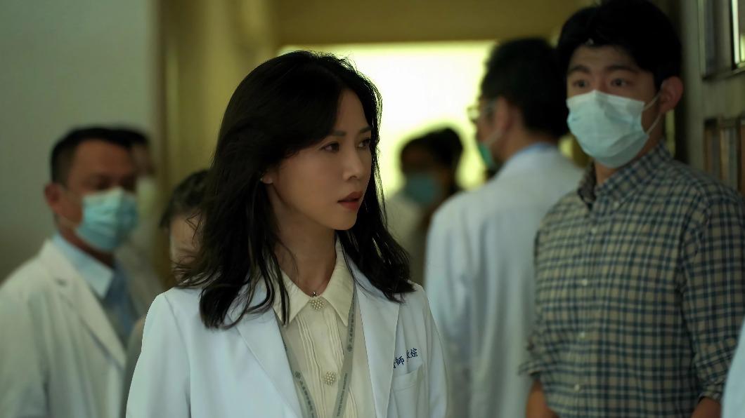 謝盈萱客串《疫起》,首次與王柏傑合作。(圖/CATCHPLAY提供)