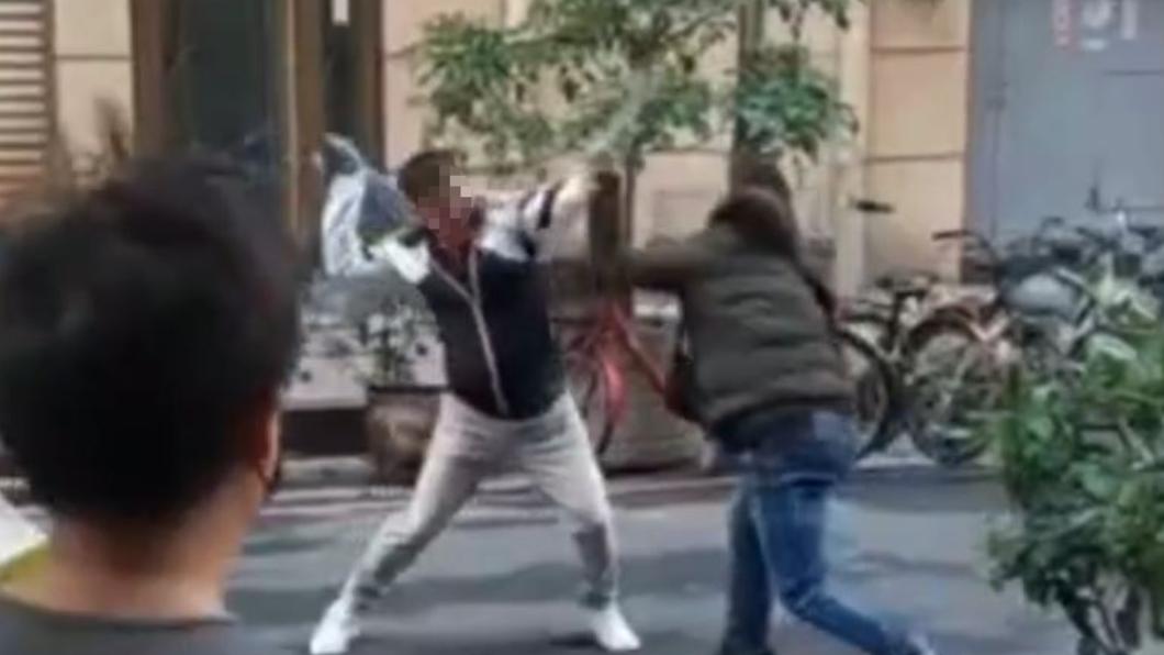 男子持桿麵棍攻擊,姊姊男友持雨傘反擊。(圖/翻攝自社會事新聞影音)