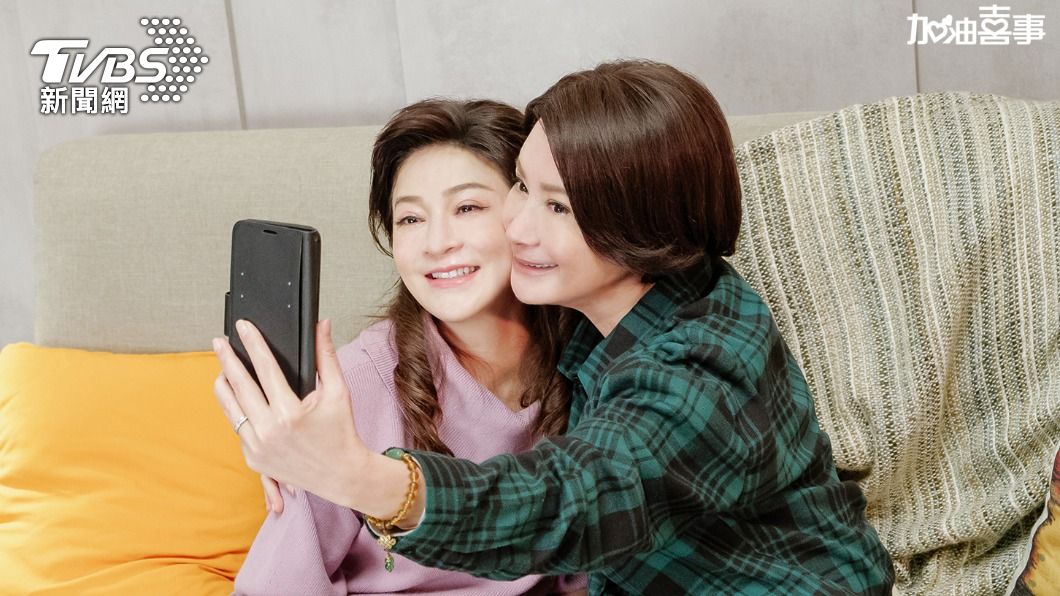陳亞蘭、王彩樺重拾閨密情、互動甜蜜蜜。(圖/TVBS)