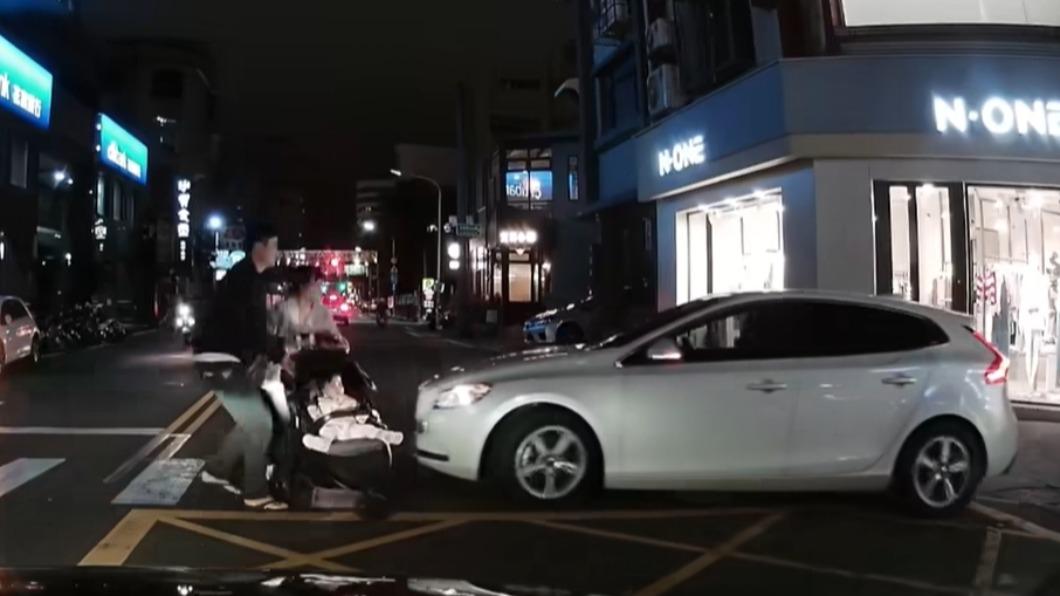 難甩行人地獄？轎車壓斑馬線2度衝嬰兒車　父母肉身護娃氣炸