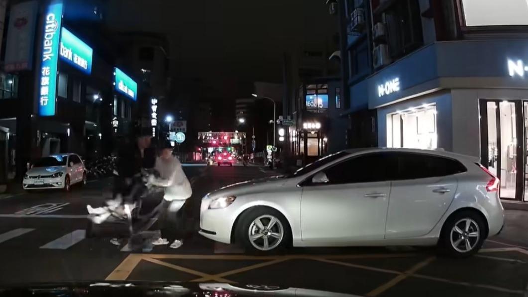 媽媽情急之下將嬰兒車轉向肉身護娃。(圖/翻攝自「爆料公社」)