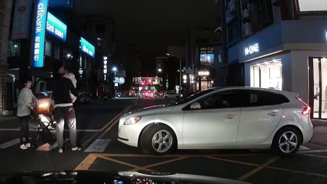 白車在過程中沒將煞車踩死,持續往前衝。(圖/翻攝自「爆料公社」)