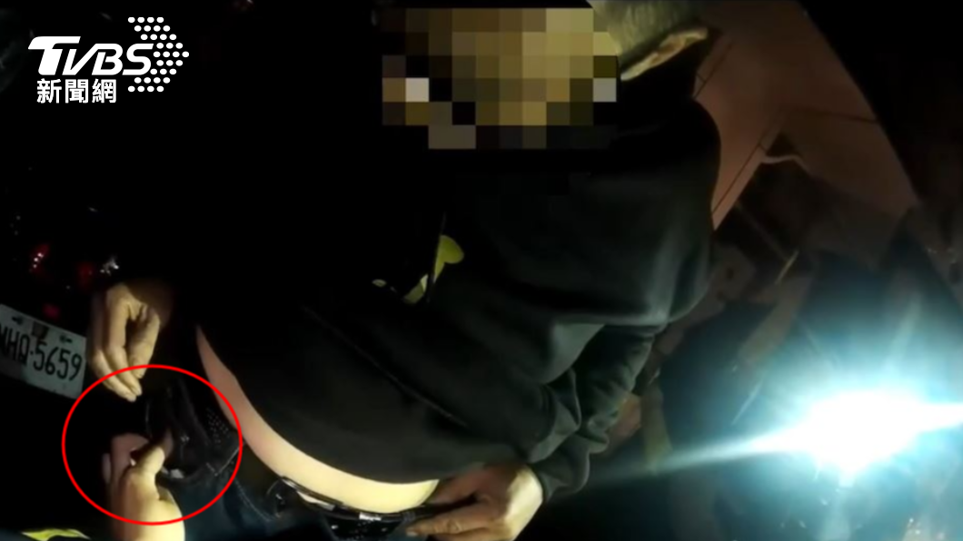 安全帽搖晃引警關注　騎士大方舉手給搜身...露出這慘了