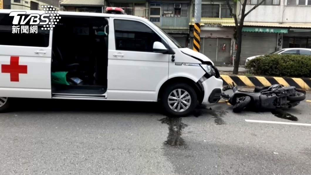 與鳴笛救護車對撞!騎士噴飛摔地「脾臟破裂」送加護病房