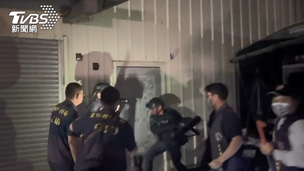 警方深夜近鐵皮屋攻堅。（圖／TVBS）