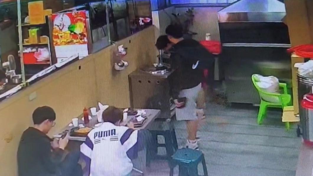 湯鍋狂倒胡椒＋吐口水！2學生劣行全都錄　網：比狒狒沒教養