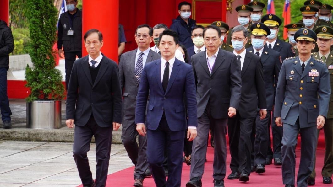 台北市長蔣萬安今率領北市府各局處、區公所、台北市後備指揮部、憲兵202指揮部、憲兵隊及軍人服務站,與烈士遺族家屬於台北市忠烈祠向國軍陣(公)亡將士暨公殞烈士祭祀追思。(圖/北市府提供)
