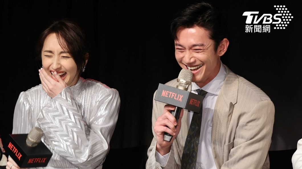 吳慷仁(右)、柯佳嬿首度正式合作默契十足,受訪時氣氛歡樂。(圖/黃城碩攝)