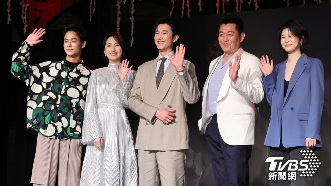 左起夏騰宏、柯佳嬿、吳慷仁、庹宗華、江宜蓉。(圖/黃城碩攝)