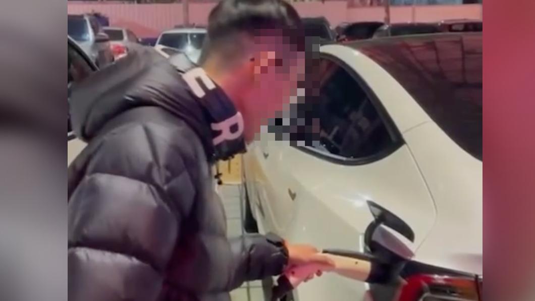 有人還吆喝其他人一起拔。(圖/翻攝自抖音)