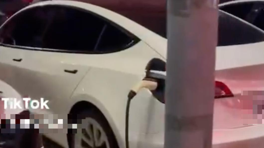 電動車充到一半若硬拔起,恐會造成電源管理系統損傷。(圖/翻攝自抖音)