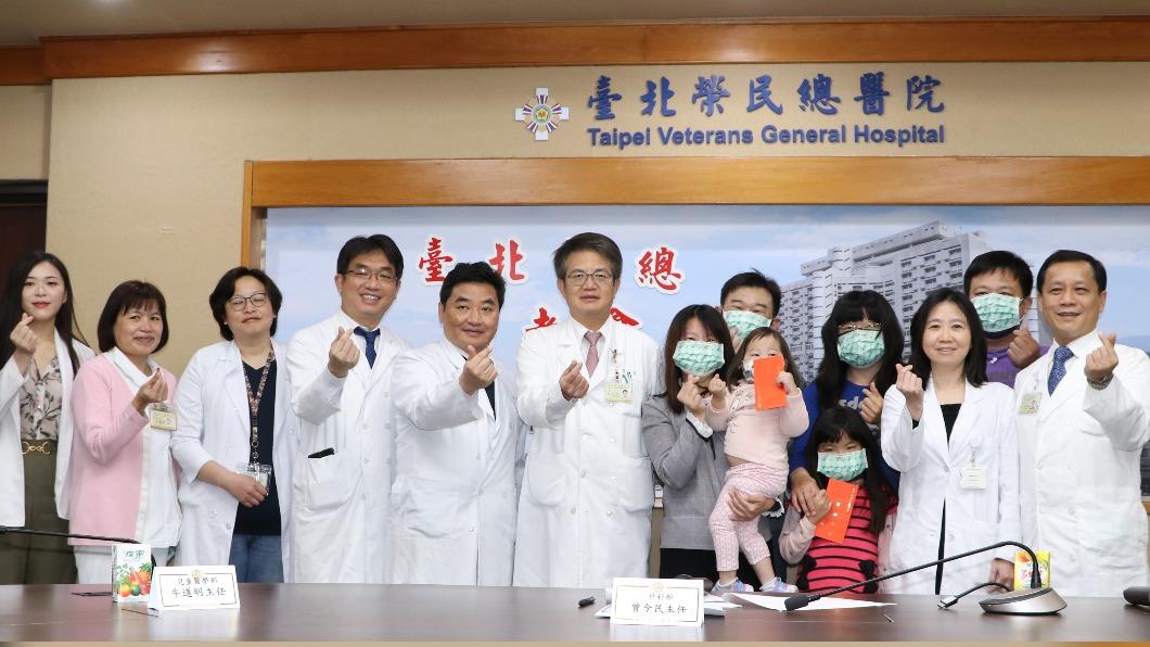北榮移植團隊與腎臟移植患者合影。（圖／院方提供）