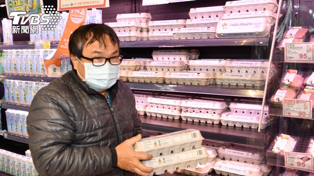 民眾到賣場購買進口蛋。(圖/胡瑞麒攝)
