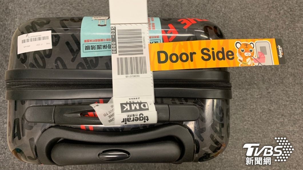 有加購優先行李的旅客，報到託運後，行李箱會標註「Door Side」。（圖／台灣虎航提供）