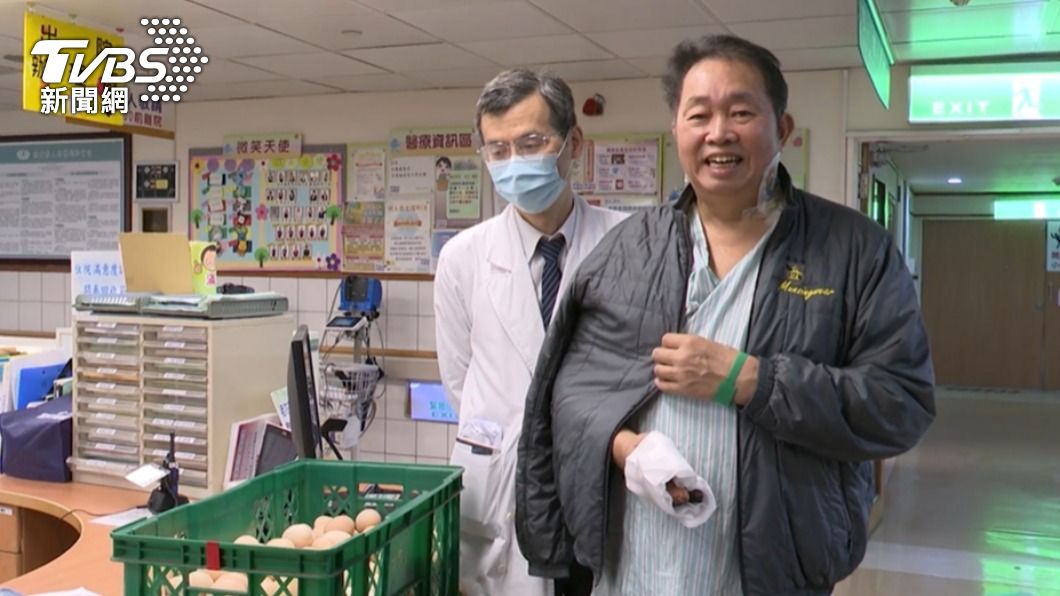 5指全被機器絞斷　蛋農抱自產雞蛋謝「救指之恩」