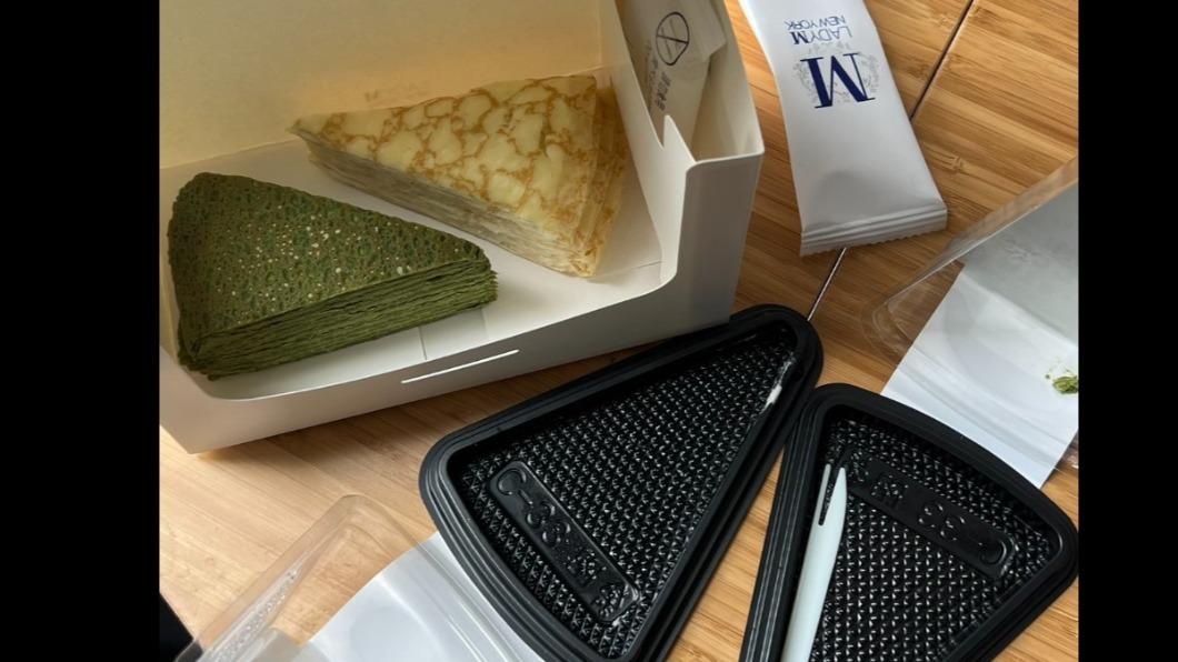 網友把超商買來的蛋糕放進用過的包裝盒內。（圖／翻攝自全家便利商店／7-11超商新品＆好物分享區）