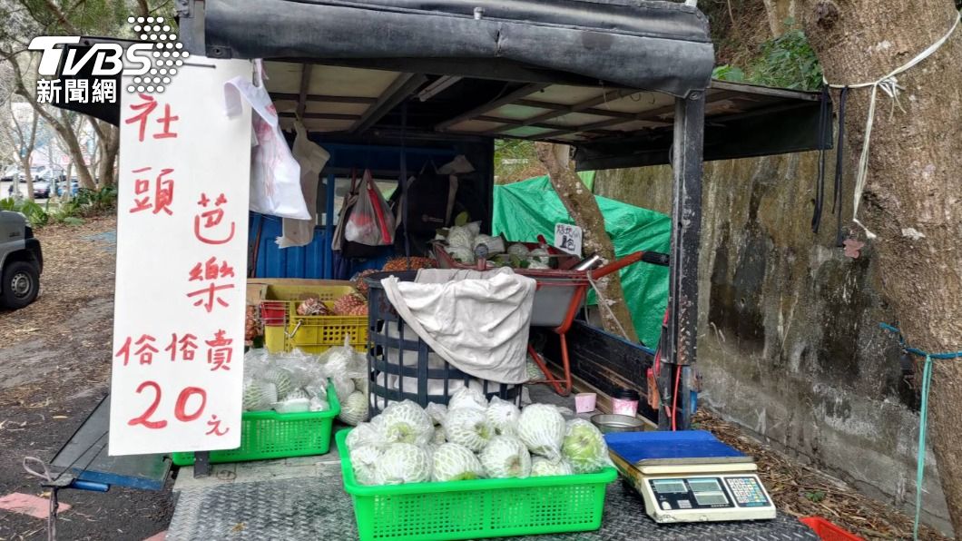 藤山步道沿路有市集，手沖咖啡，小農銷售自家農產，有水果蔬菜還有雞蛋。