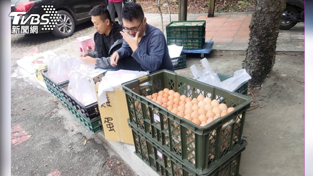 藤山步道沿路有市集，手沖咖啡，小農銷售自家農產，有水果蔬菜還有雞蛋。