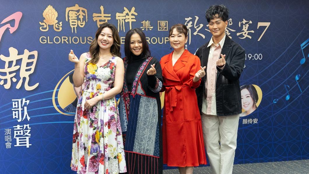 張秀卿(右2)與老公感情相當好。(圖/寶吉祥提供)