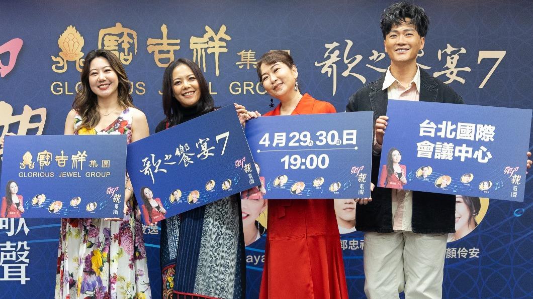 張秀卿(右2)跟老公每天泡澡。(圖/寶吉祥提供)