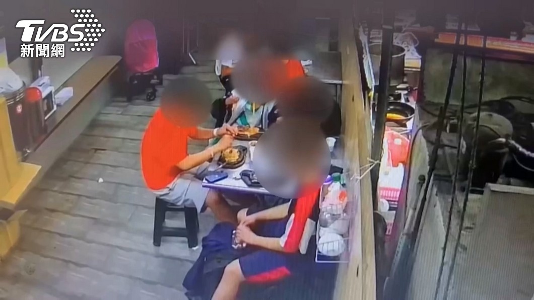 校方道歉了!學生朝濃湯桶狂灑胡椒 店家:要求家長帶兒登門