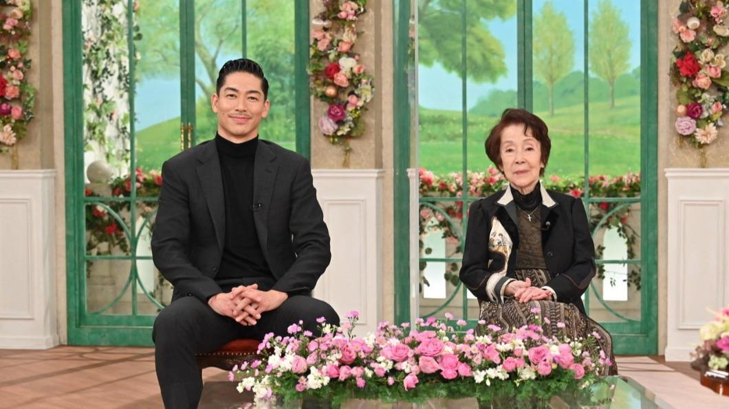 AKIRA與奈良岡朋子是忘年之交。（圖／翻攝自放浪兄弟微博）