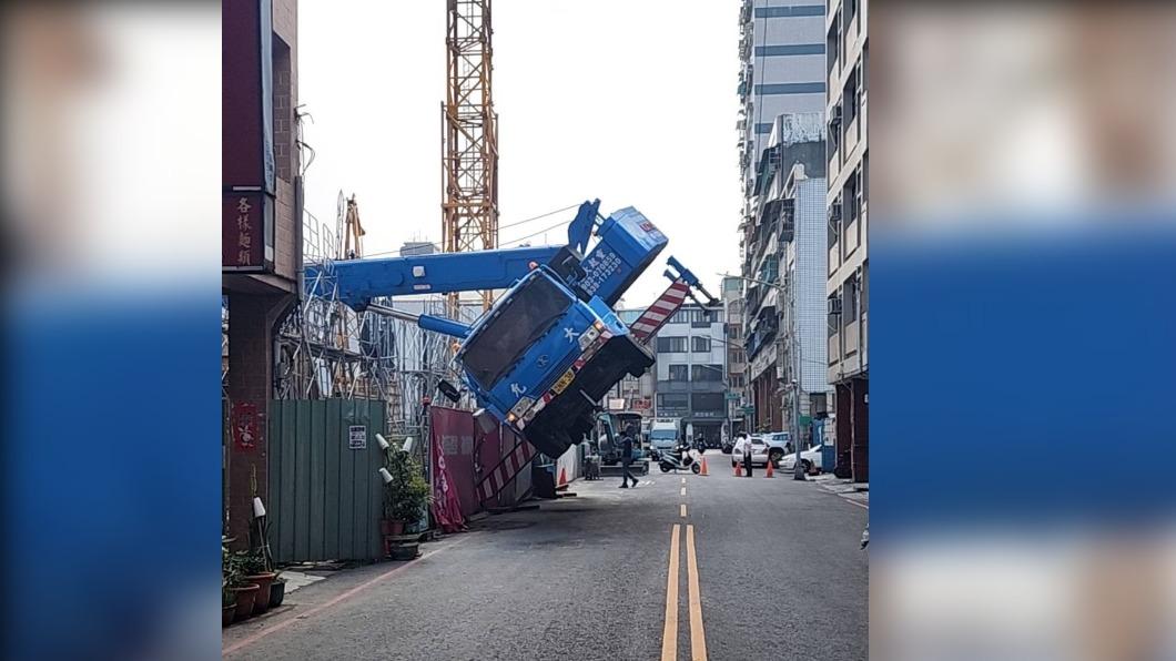 碰!不是爆炸 住戶探頭驚呆 竟是吊車原地起飛