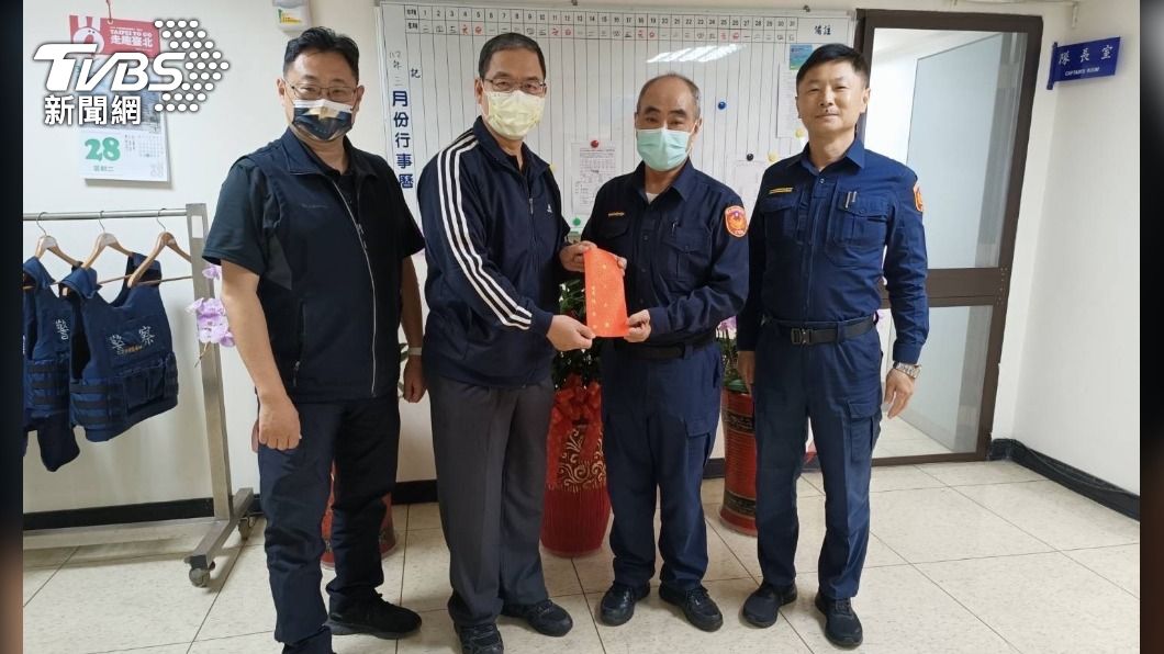 薑是老的辣！年近60歲勇警 力搏33歲槍砲通緝犯