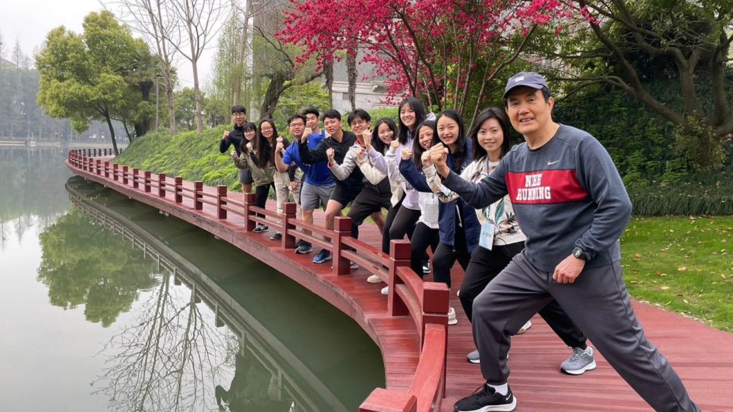 馬英九一早六點多就帶著學生與幕僚晨跑,還開心在湖畔合照。(圖/讀者提供)