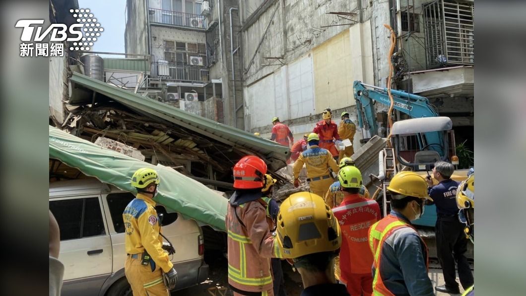 台中市中區建築物倒塌! 三人受困警消搶救中