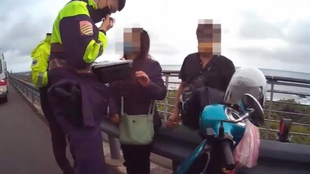 機車自撞護欄!男沒駕照女頂替 結果2人都被送辦