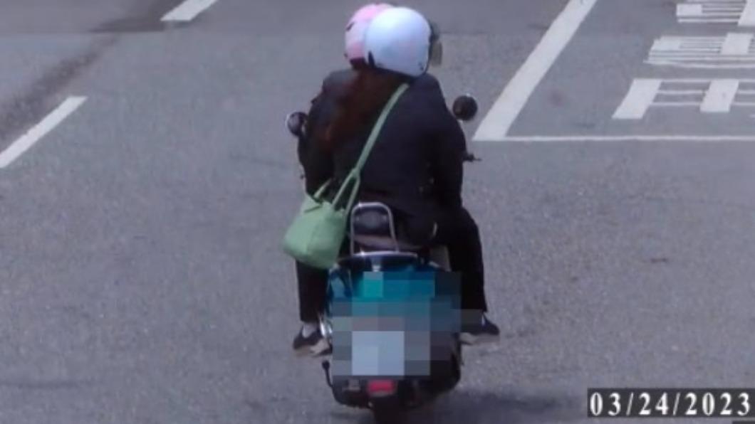警方調閱監視器，發現無照的男子才是真正的機車駕駛，隨後將兩人函送偵辦。（圖／金山分局提供）