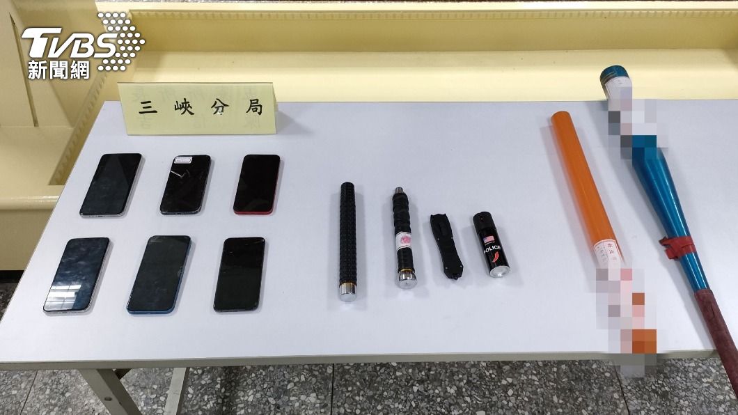 警方查扣犯案用武器。(圖/TVBS)