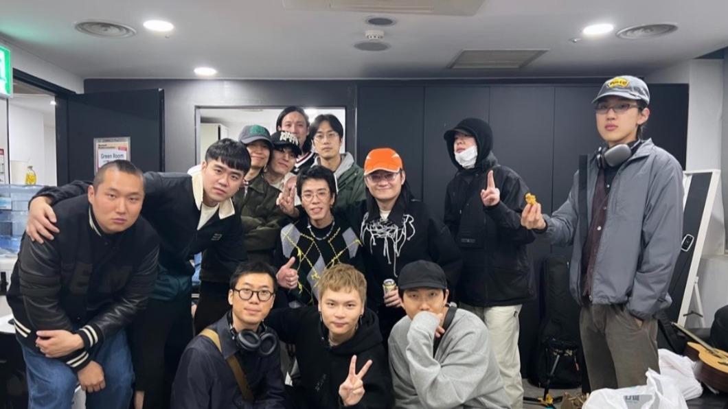 BTS隊長RM（前排右）參加落日飛車首爾演唱會，還到後台合影。（圖／落日飛車IG）