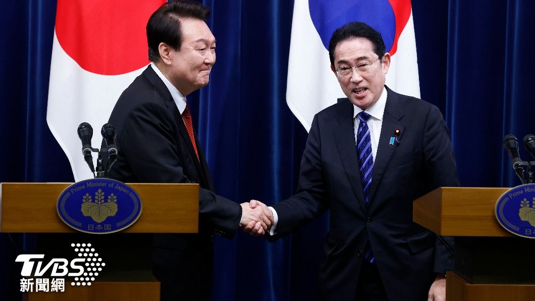 南韓總統尹錫悅(左)與日本首相岸田文雄握手致意。(圖/達志影像美聯社)