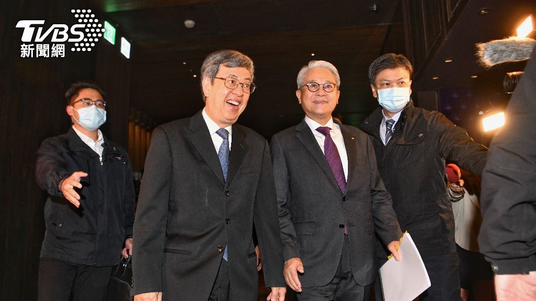 工商協進會理事長吳東亮,迎接行政院長陳建仁出席工商協進會早餐會。(圖/胡瑞麒攝)