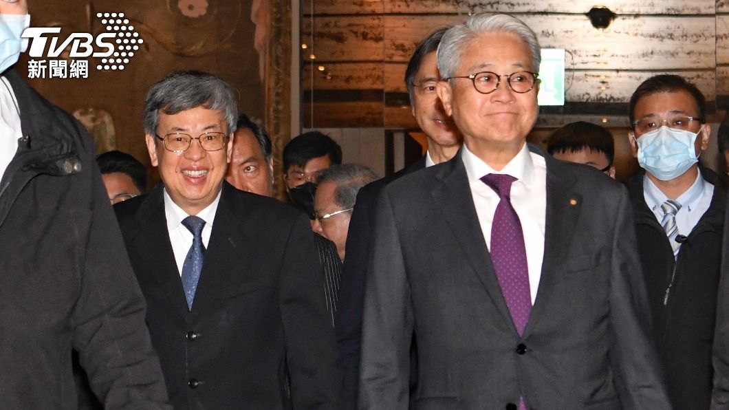 工商協進會理事長吳東亮,迎接行政院長陳建仁出席工商協進會早餐會。(圖/胡瑞麒攝)