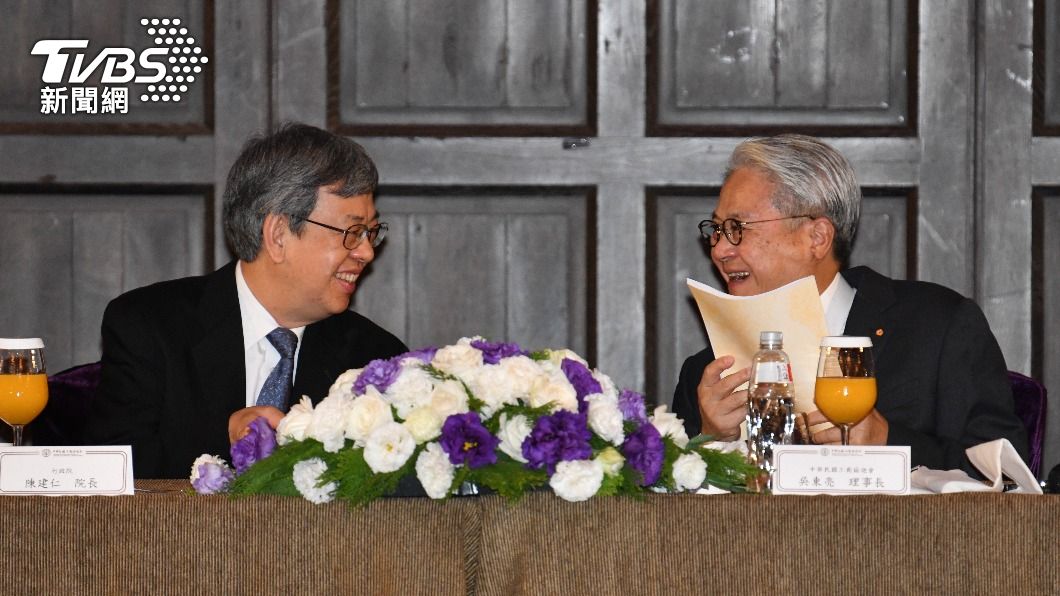 工商協進會理事長吳東亮(右)擔任生策會理事。(圖/胡瑞麒攝)