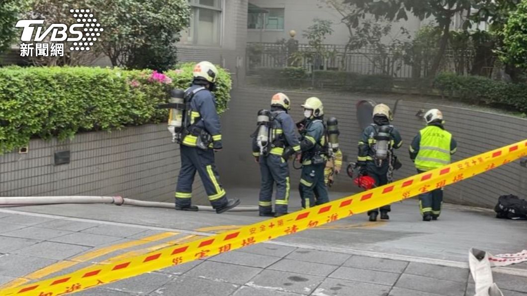 快訊／內湖大樓停車場轎車自燃　鐵捲門關閉1車2人一度受困