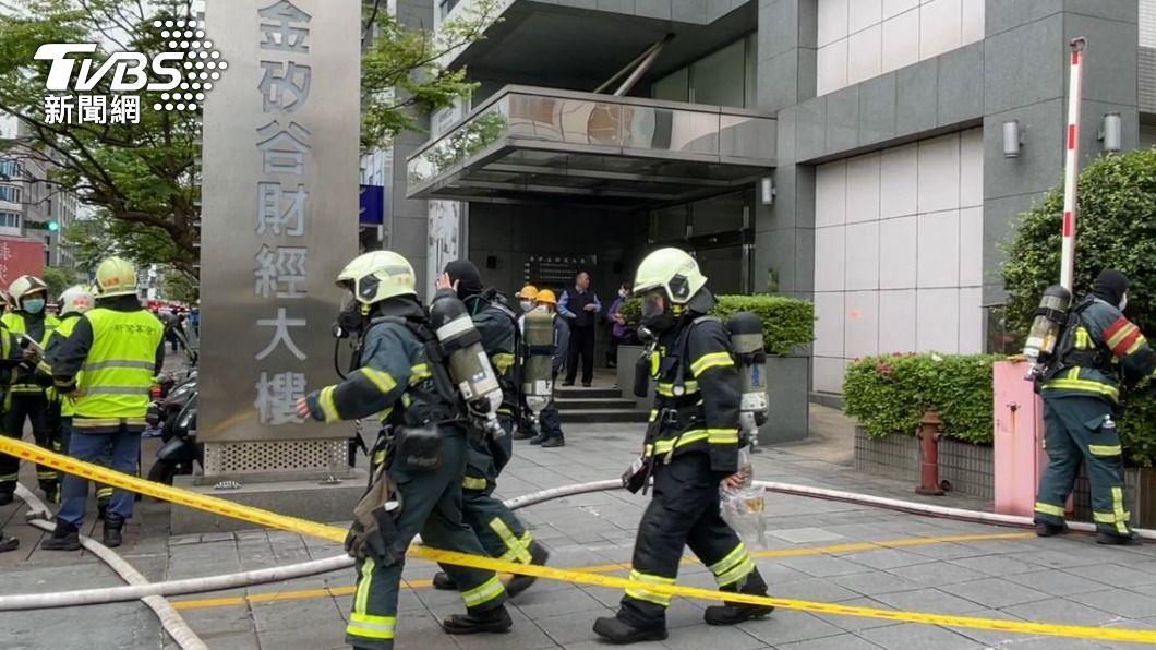 地下二樓一輛停放中轎車突然冒煙自燃。（圖／黃城碩攝）