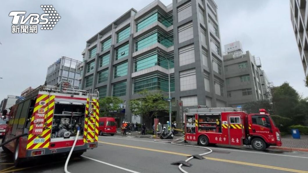 當時一車兩人準備離場，但鐵捲門關閉他們一度受困。（圖／黃城碩攝）