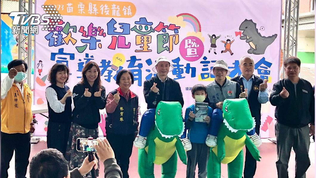 後龍鎮長扮吼龍騎士 親送兒童節禮品