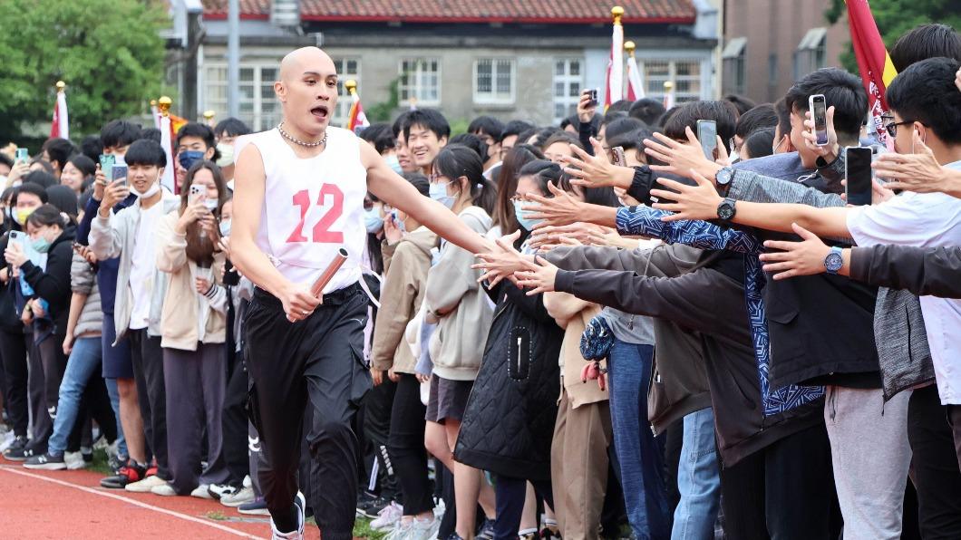 黃宣開心參與大隊接力,更和學弟妹們擊掌。(圖/舒跑S提供)