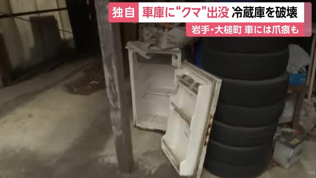 屋主放在車庫旁的小冰箱被破壞。(圖/翻攝自FNN prime online Youtube)