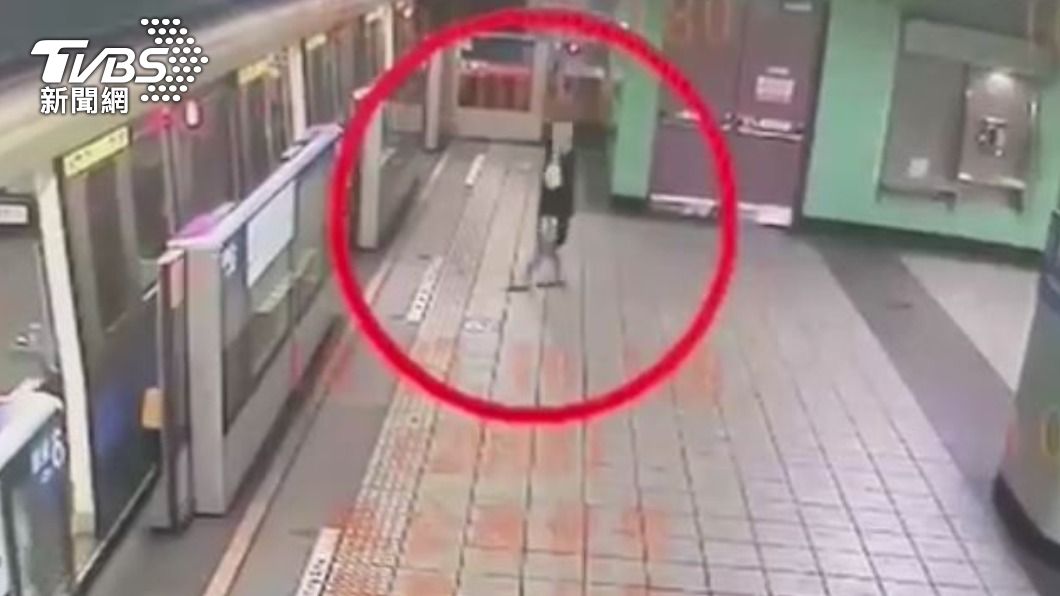 通緝犯在永春站月台跳舞引起關注，捷運警察進而查出通緝身分。（圖／TVBS）